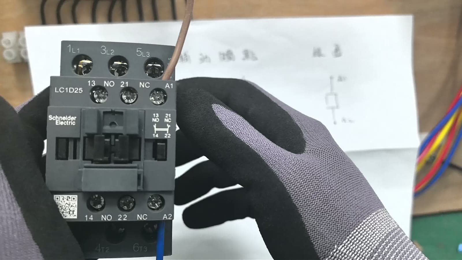 交流接觸器現場教學畫面，示範主觸點、輔助觸點及控制線路