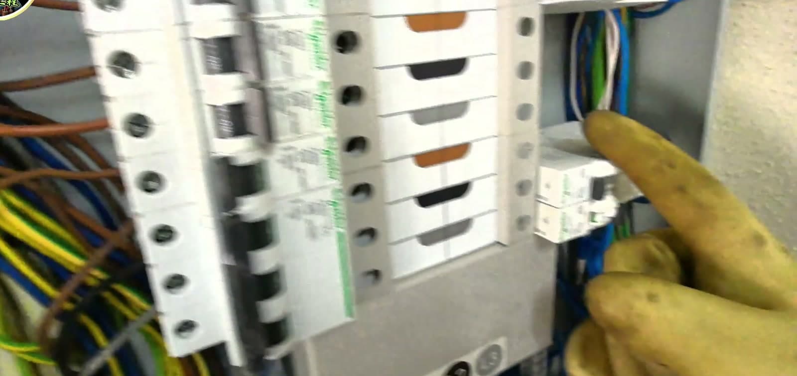 WR2 配電箱預檢現場教學畫面，檢查電巴及開關接點位置