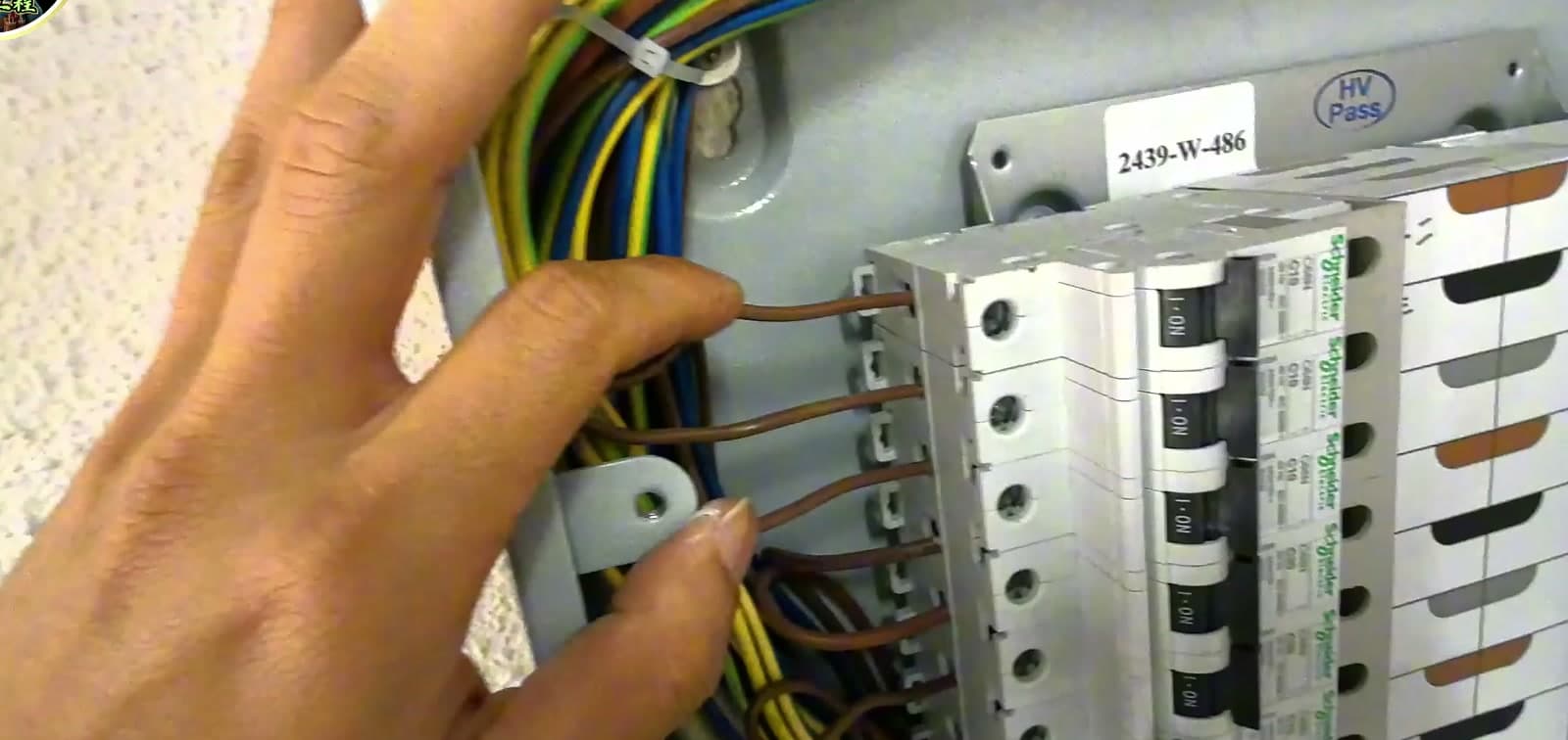 WR2 配電箱預檢現場教學畫面，檢查線身、接駁及絕緣狀態