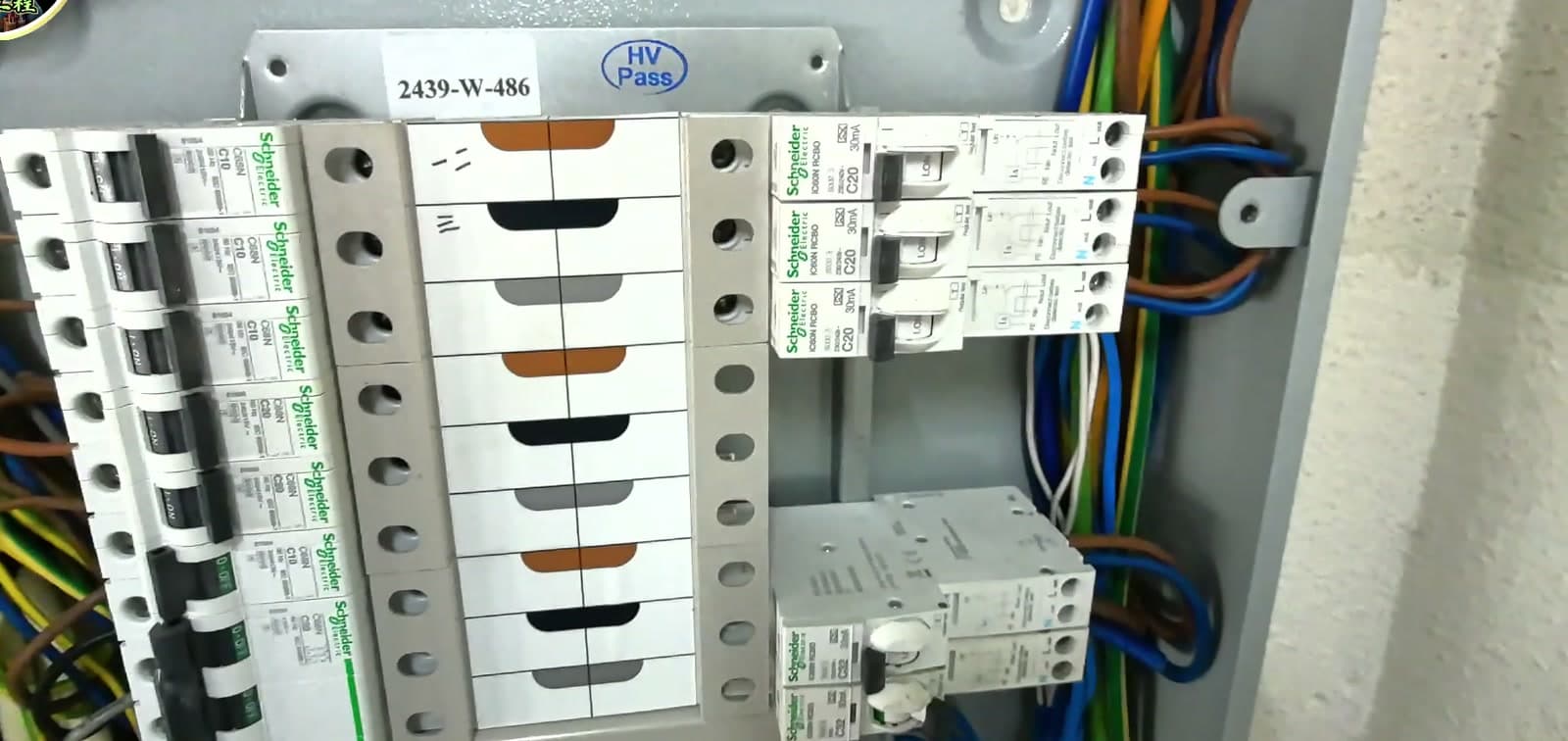 WR2 配電箱預檢現場教學畫面，打開配電箱檢查 RCBO 及線路