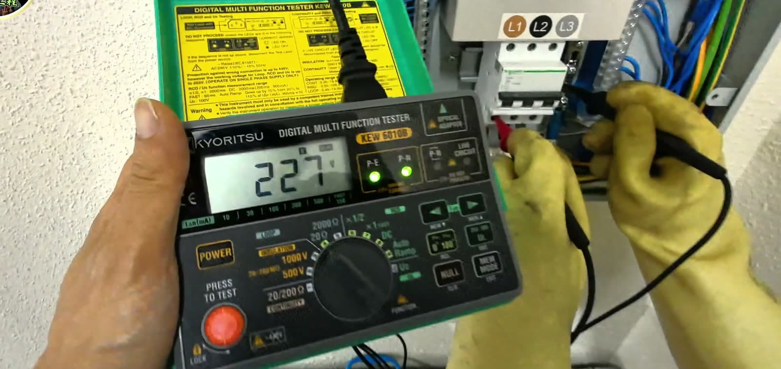 WR2 配電箱預檢現場教學畫面，使用測試儀量度接地環路阻抗