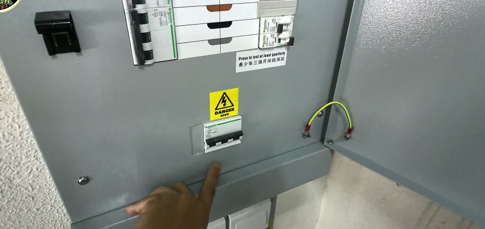 WR2 配電箱預檢現場教學畫面，配電箱內危險標籤及相位標示