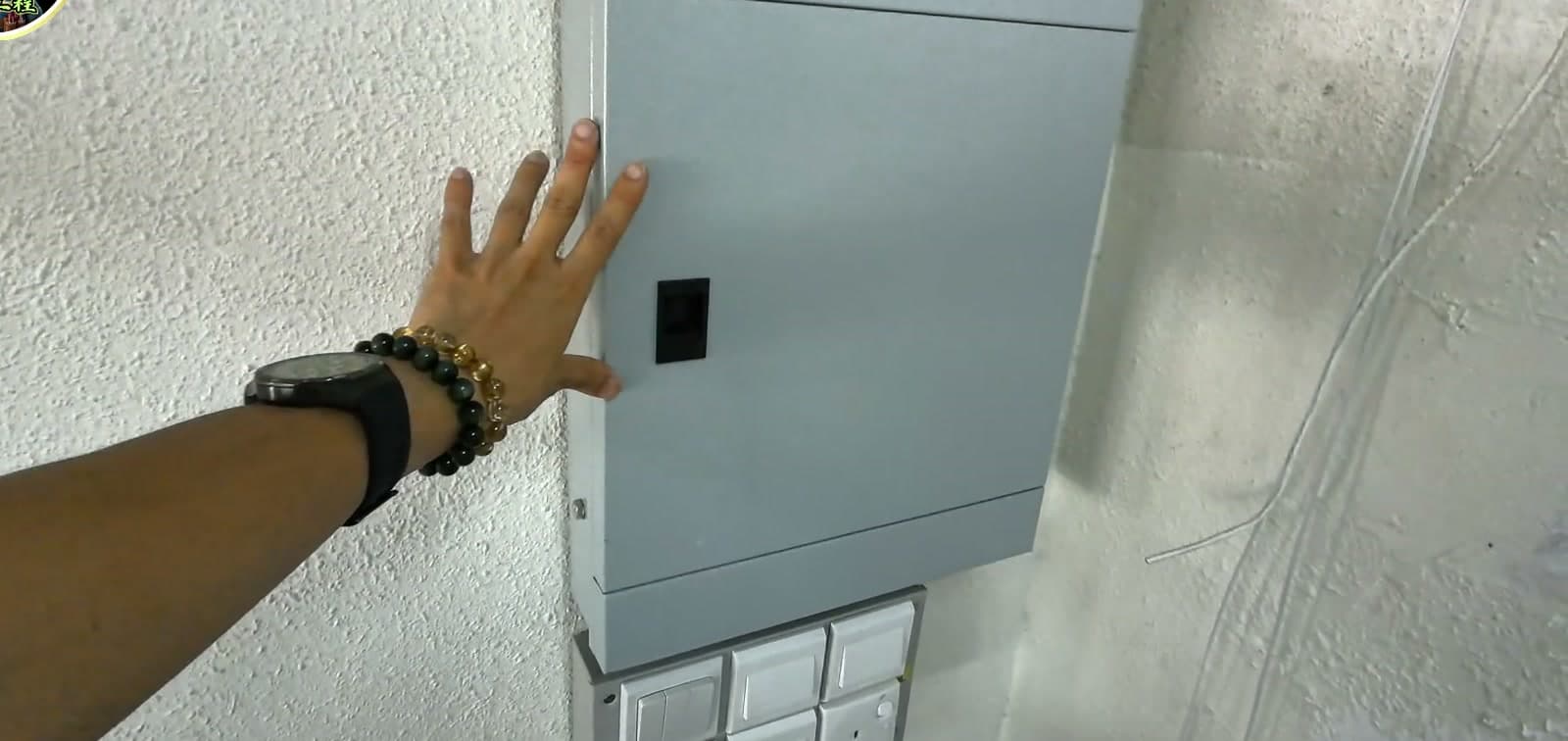 WR2 配電箱預檢現場教學畫面，先從配電箱外觀及可接近位置開始目視檢查