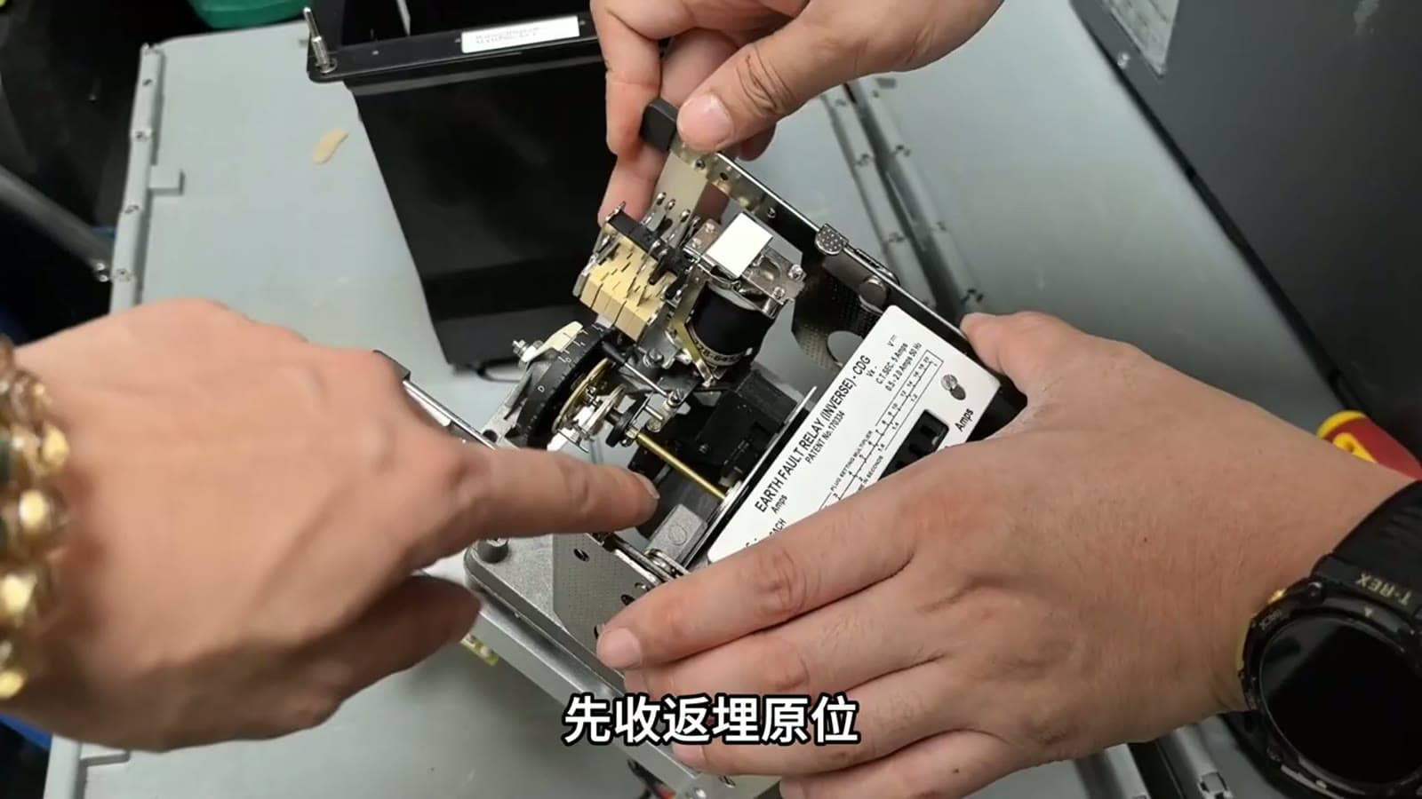 CDG11AF earth fault relay 現場教學畫面,顯示 CT 及 contact 線位置