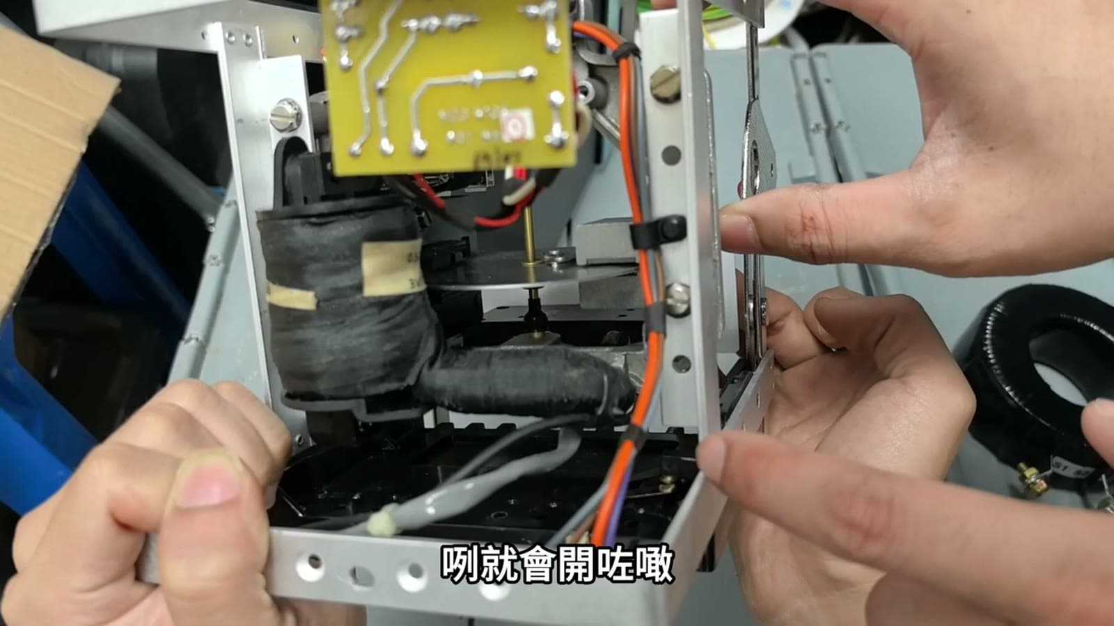 CDG11AF earth fault relay 現場教學畫面,手部示範紅色 trip flag 及隔離動作