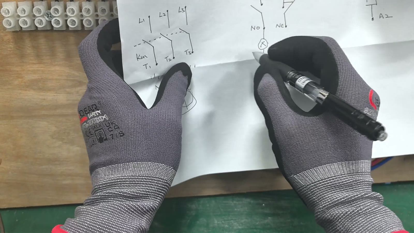 交流接觸器現場教學畫面,示範 A1 A2 線圈電壓位置